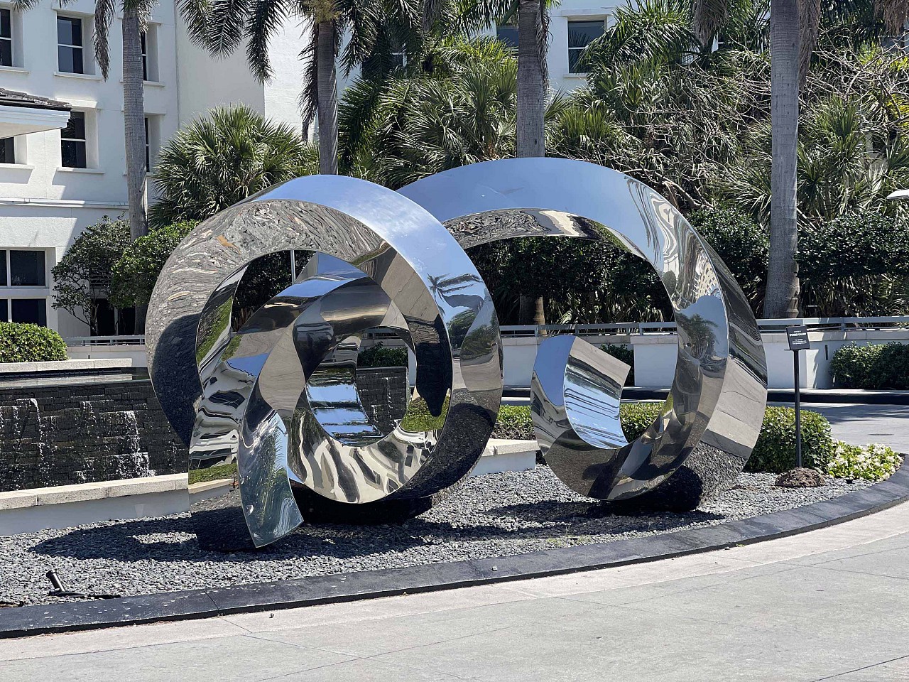 Gino Miles, Passage, 2022
stainless steel, 96 x 120 x 156 in.
MILE00043