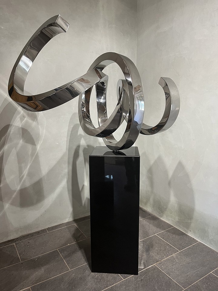 Gino Miles, Ladidia, 2024
Stainess Steel, 36 x 44 x 44 inches on 37 x 14 x 14 inch base
MILE00076