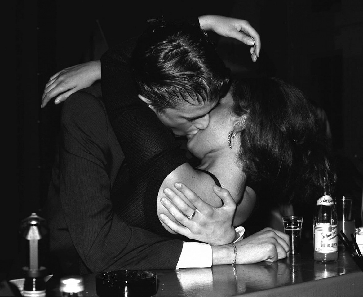 Harry Benson, Z Berlin Kiss; edition of 35, 1996
Photograph, 48 x 60 inches $30,000,  40 x 50 inches $28,000,  30 x 40 inches $25,000,  24 x 30 inches $22,000,  20 x 24 inches $18,000, 17 x 22 inches $15,000
BENS00031